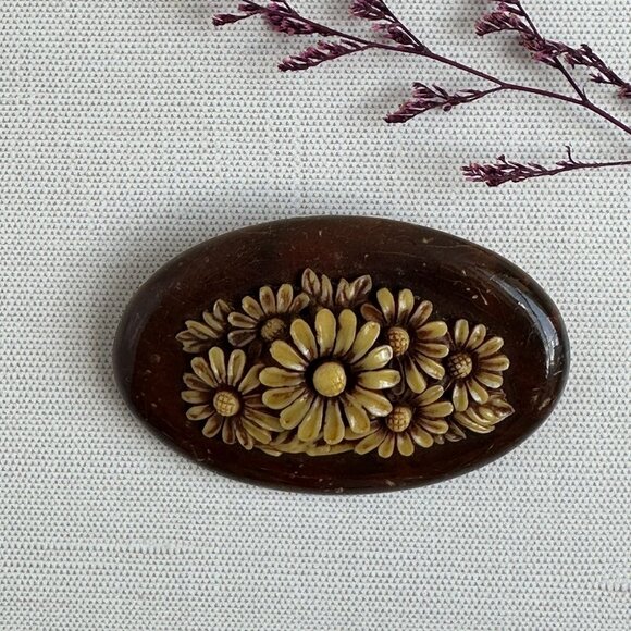 Vintage 1940s Oval Daisy Brooch w Carved Yellow Flower Detail Wood & Celluloid - Picture 7 of 10